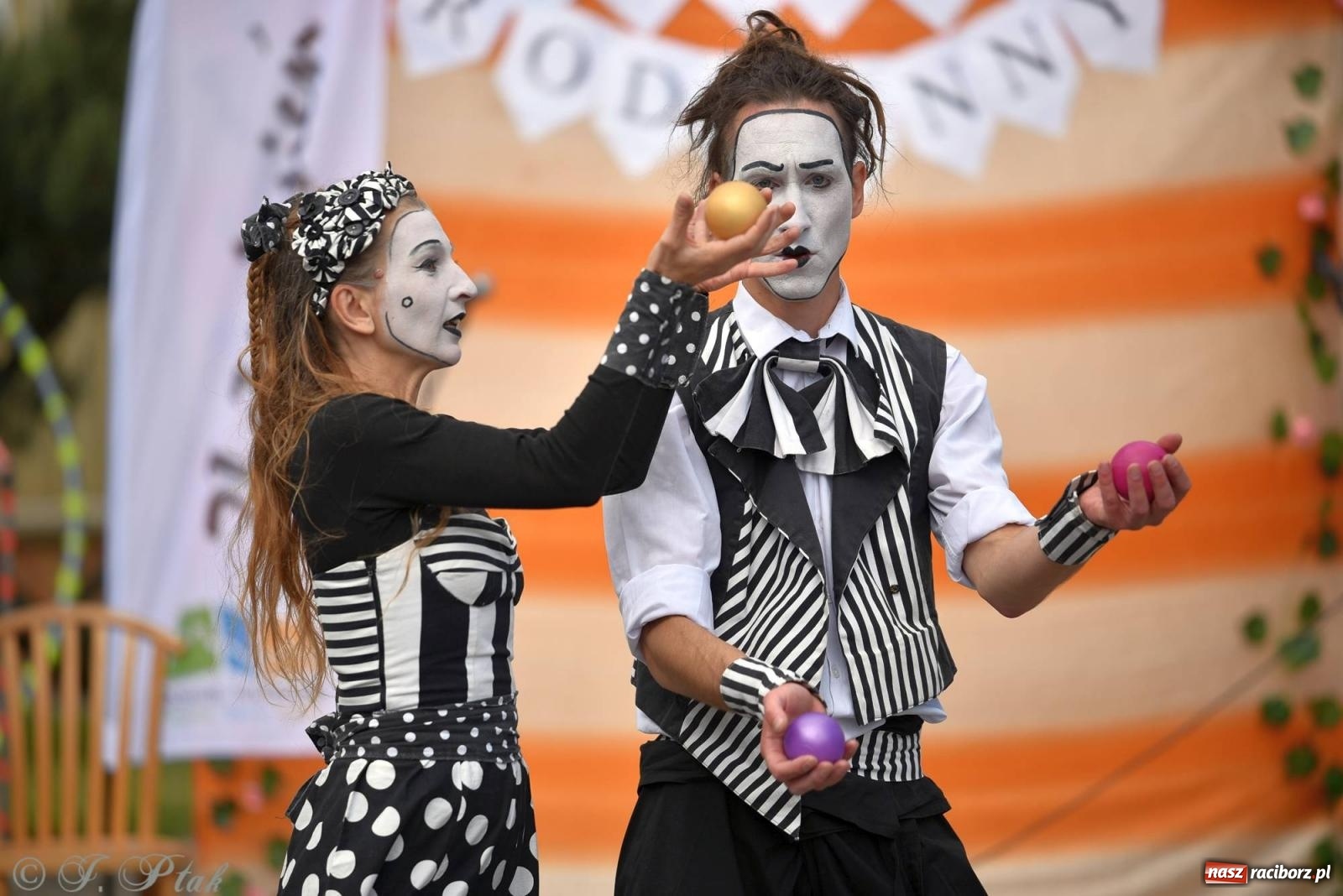 Zdjęcie w galerii na portalu naszraciborz.pl: Szampańska zabawa seniorów ze Złotej Jesieni [FOTO i WIDEO] wiadomości z regionu