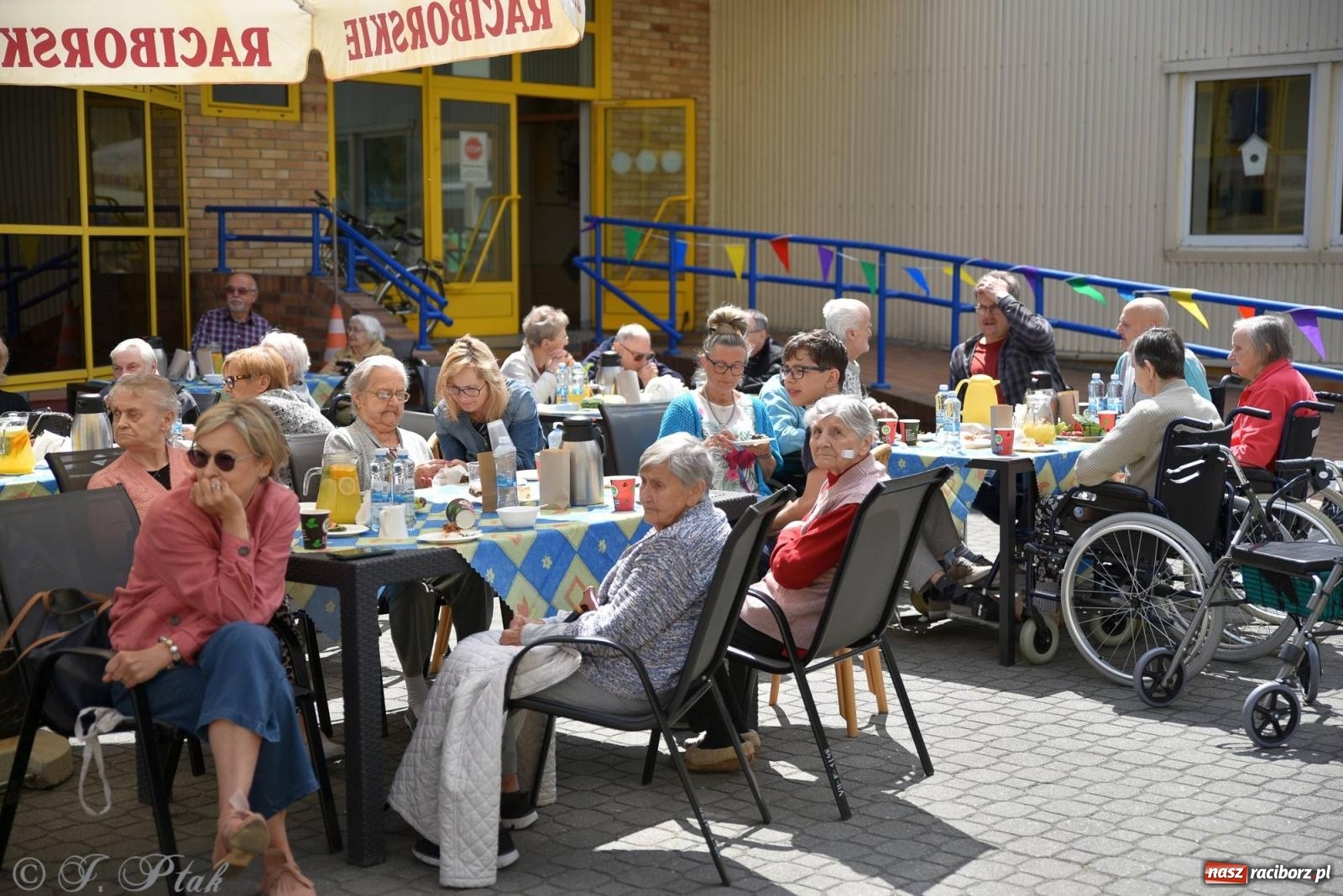 Zdjęcie w galerii na portalu naszraciborz.pl: Szampańska zabawa seniorów ze Złotej Jesieni [FOTO i WIDEO] wiadomości z regionu