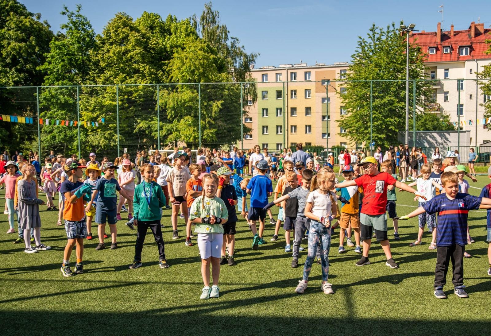 Zdjęcie w galerii na portalu naszraciborz.pl: Kolorowy piknik dzieciaków Kasprowicza [FOTO] wiadomości z regionu