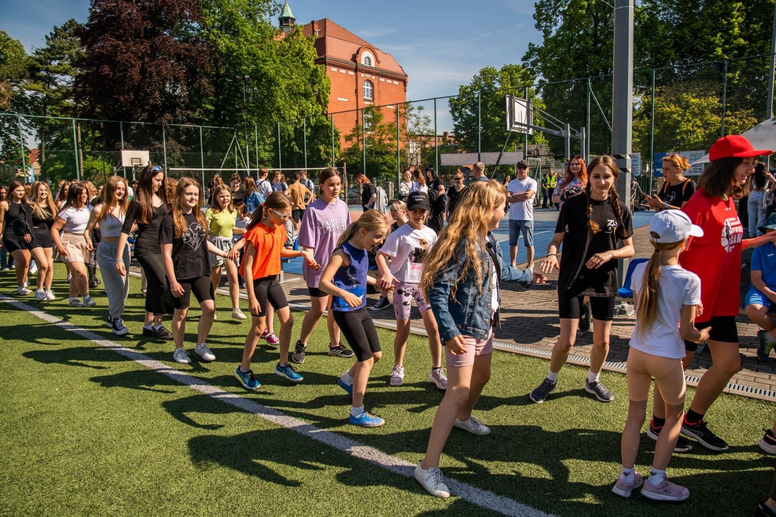 Zdjęcie w galerii na portalu naszraciborz.pl: Kolorowy piknik dzieciaków Kasprowicza [FOTO] wiadomości z regionu
