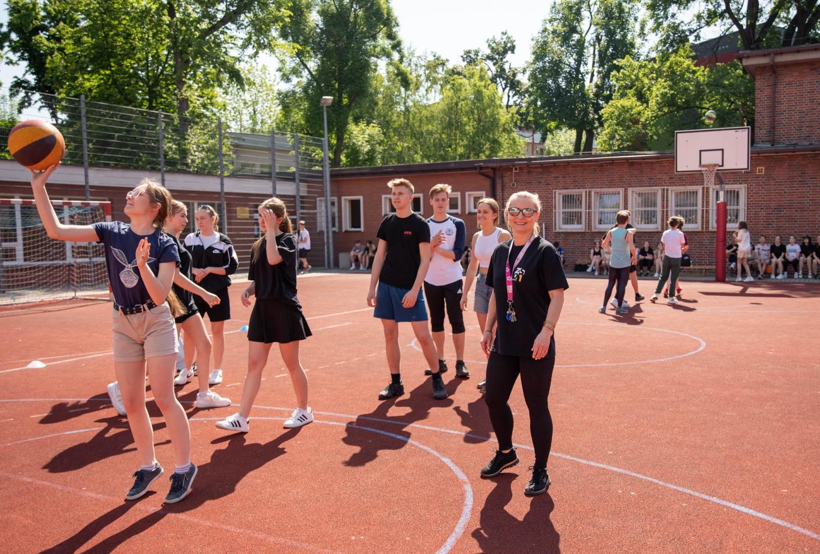 Zdjęcie w galerii na portalu naszraciborz.pl: Kolorowy piknik dzieciaków Kasprowicza [FOTO] wiadomości z regionu