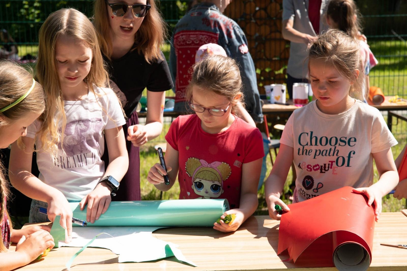 Zdjęcie w galerii na portalu naszraciborz.pl: Kolorowy piknik dzieciaków Kasprowicza [FOTO] wiadomości z regionu