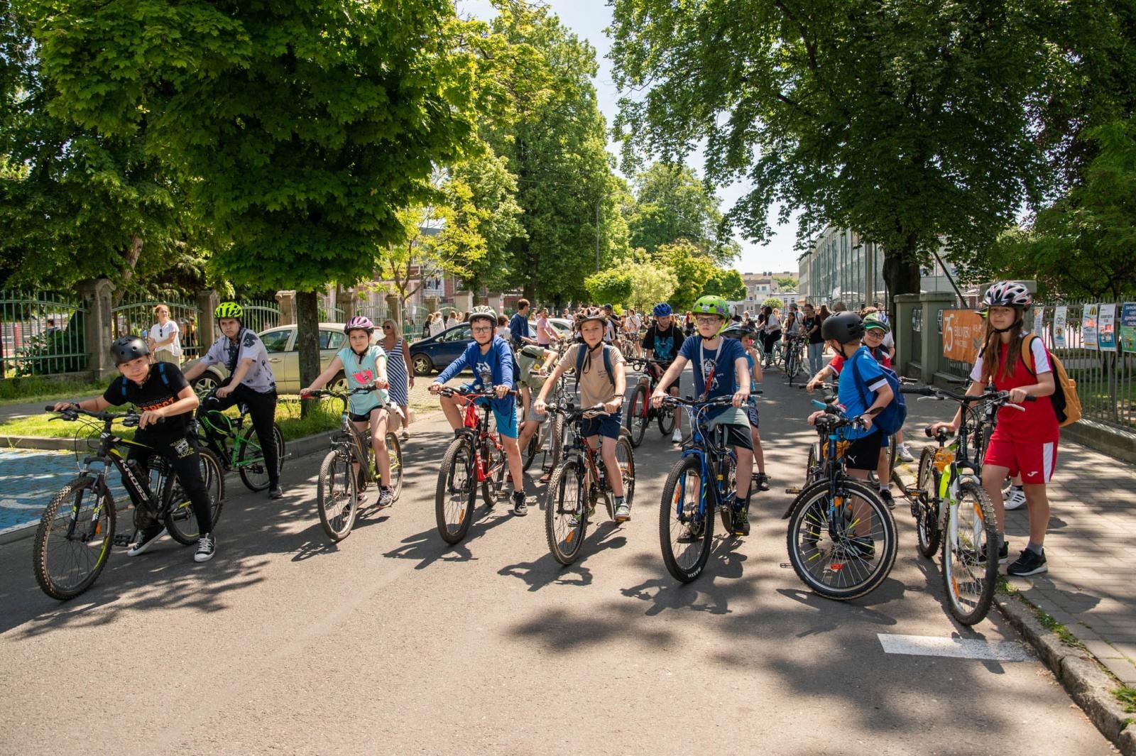Zdjęcie w galerii na portalu naszraciborz.pl: Kolorowy piknik dzieciaków Kasprowicza [FOTO] wiadomości z regionu