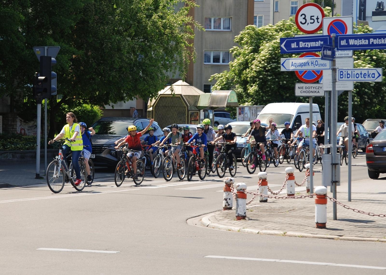 Zdjęcie w galerii na portalu naszraciborz.pl: Kolorowy piknik dzieciaków Kasprowicza [FOTO] wiadomości z regionu