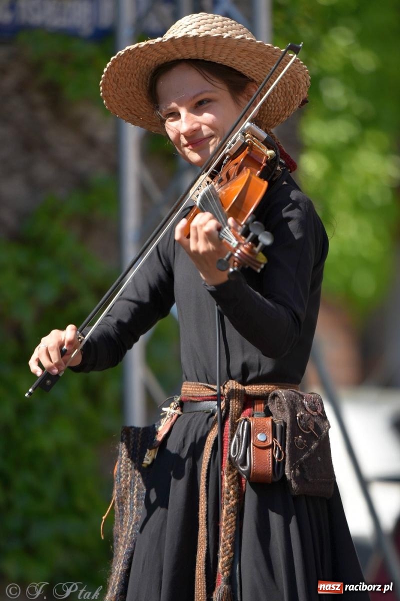Zdjęcie w galerii na portalu naszraciborz.pl: Muzealny festiwal na placu Ofki Piastówny [FOTO i WIDEO] wiadomości z regionu