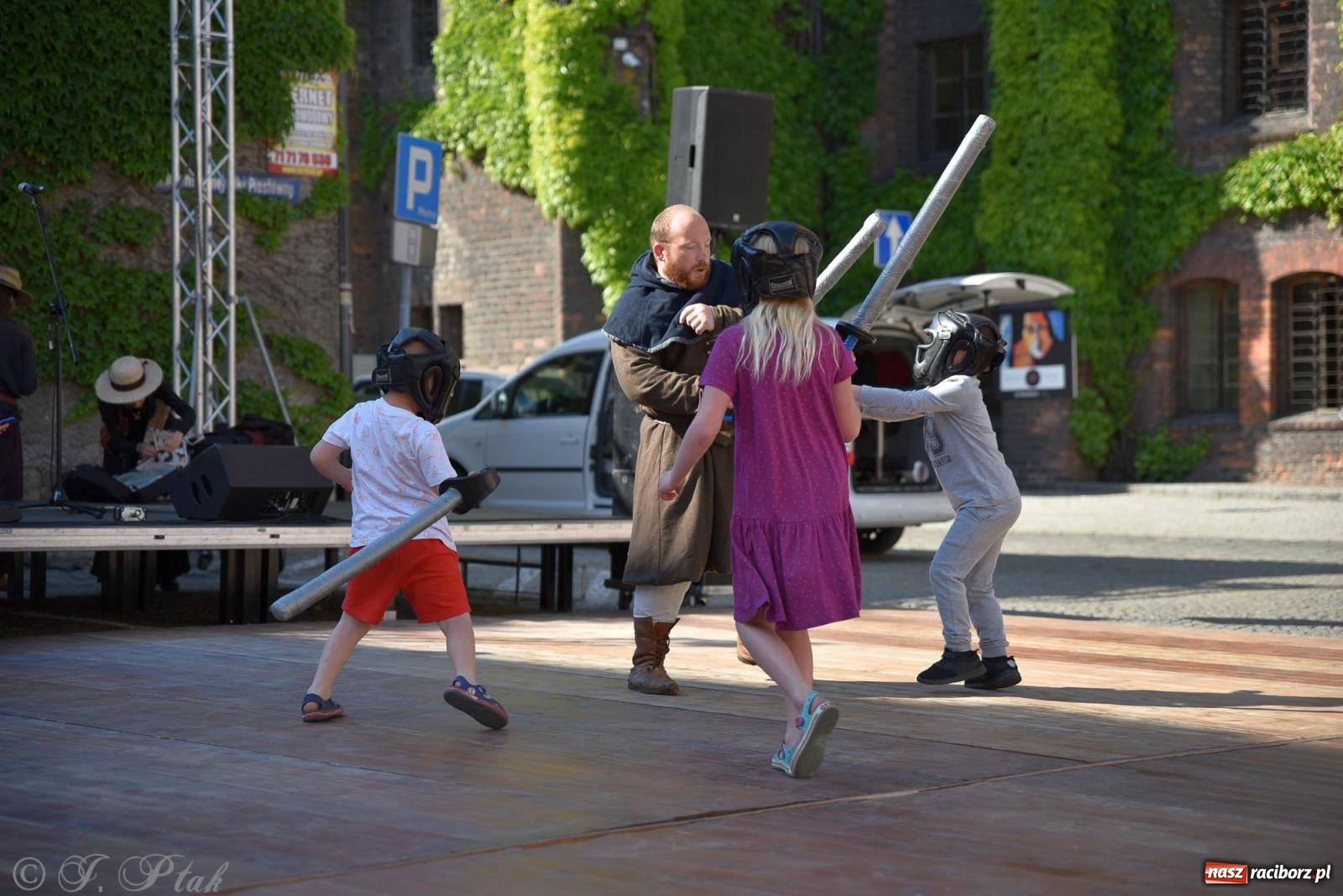 Zdjęcie w galerii na portalu naszraciborz.pl: Muzealny festiwal na placu Ofki Piastówny [FOTO i WIDEO] wiadomości z regionu