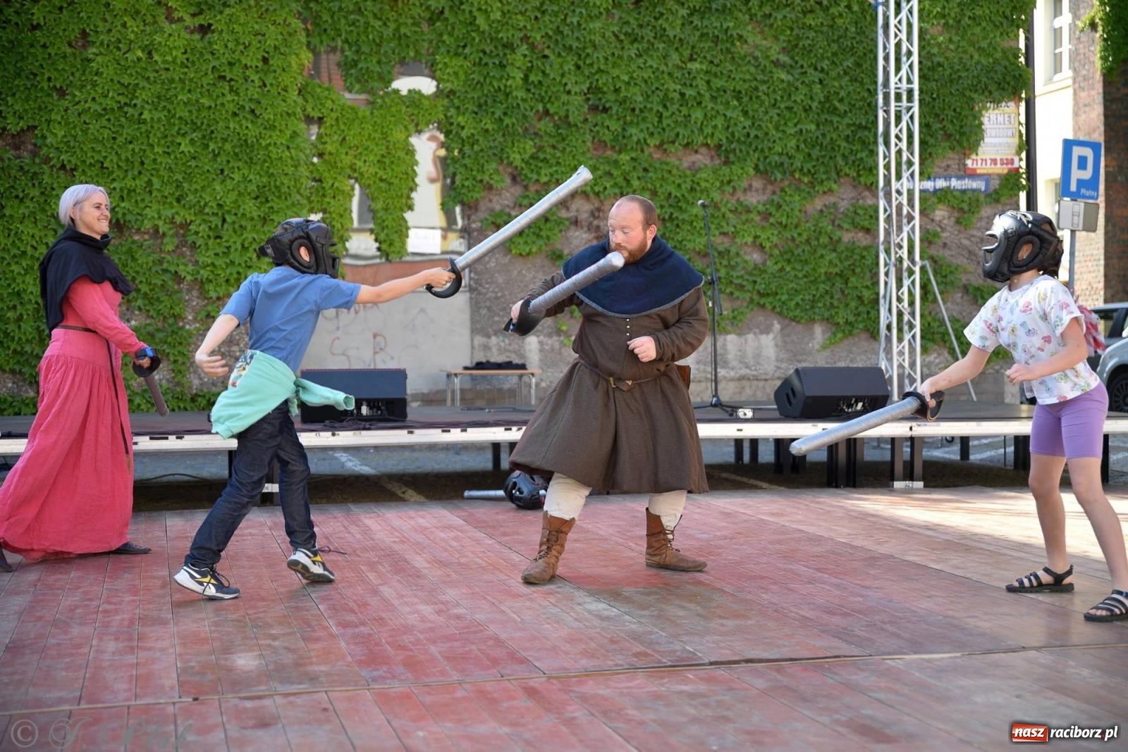 Zdjęcie w galerii na portalu naszraciborz.pl: Muzealny festiwal na placu Ofki Piastówny [FOTO i WIDEO] wiadomości z regionu