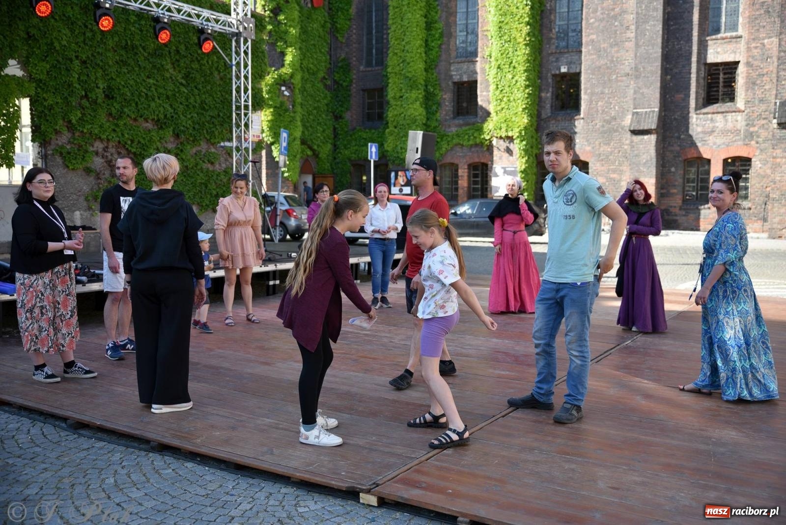 Zdjęcie w galerii na portalu naszraciborz.pl: Muzealny festiwal na placu Ofki Piastówny [FOTO i WIDEO] wiadomości z regionu