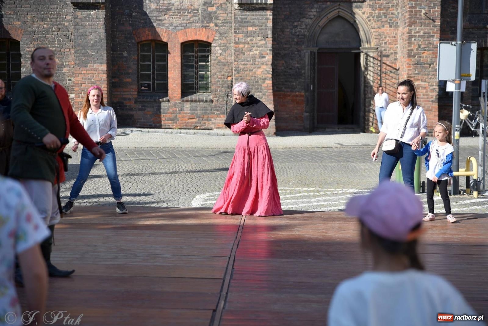 Zdjęcie w galerii na portalu naszraciborz.pl: Muzealny festiwal na placu Ofki Piastówny [FOTO i WIDEO] wiadomości z regionu