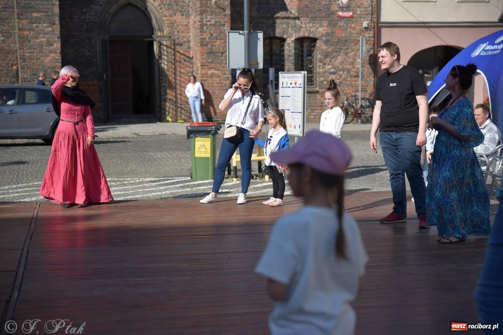 Zdjęcie w galerii na portalu naszraciborz.pl: Muzealny festiwal na placu Ofki Piastówny [FOTO i WIDEO] wiadomości z regionu