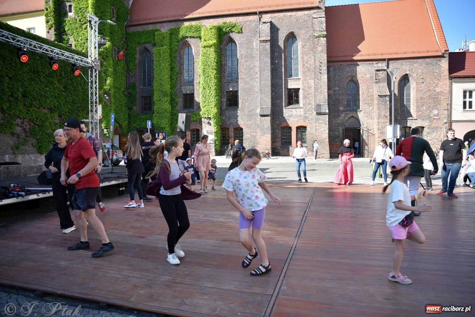 Zdjęcie w galerii na portalu naszraciborz.pl: Muzealny festiwal na placu Ofki Piastówny [FOTO i WIDEO] wiadomości z regionu
