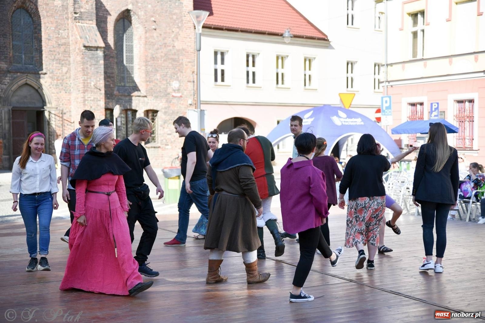 Zdjęcie w galerii na portalu naszraciborz.pl: Muzealny festiwal na placu Ofki Piastówny [FOTO i WIDEO] wiadomości z regionu