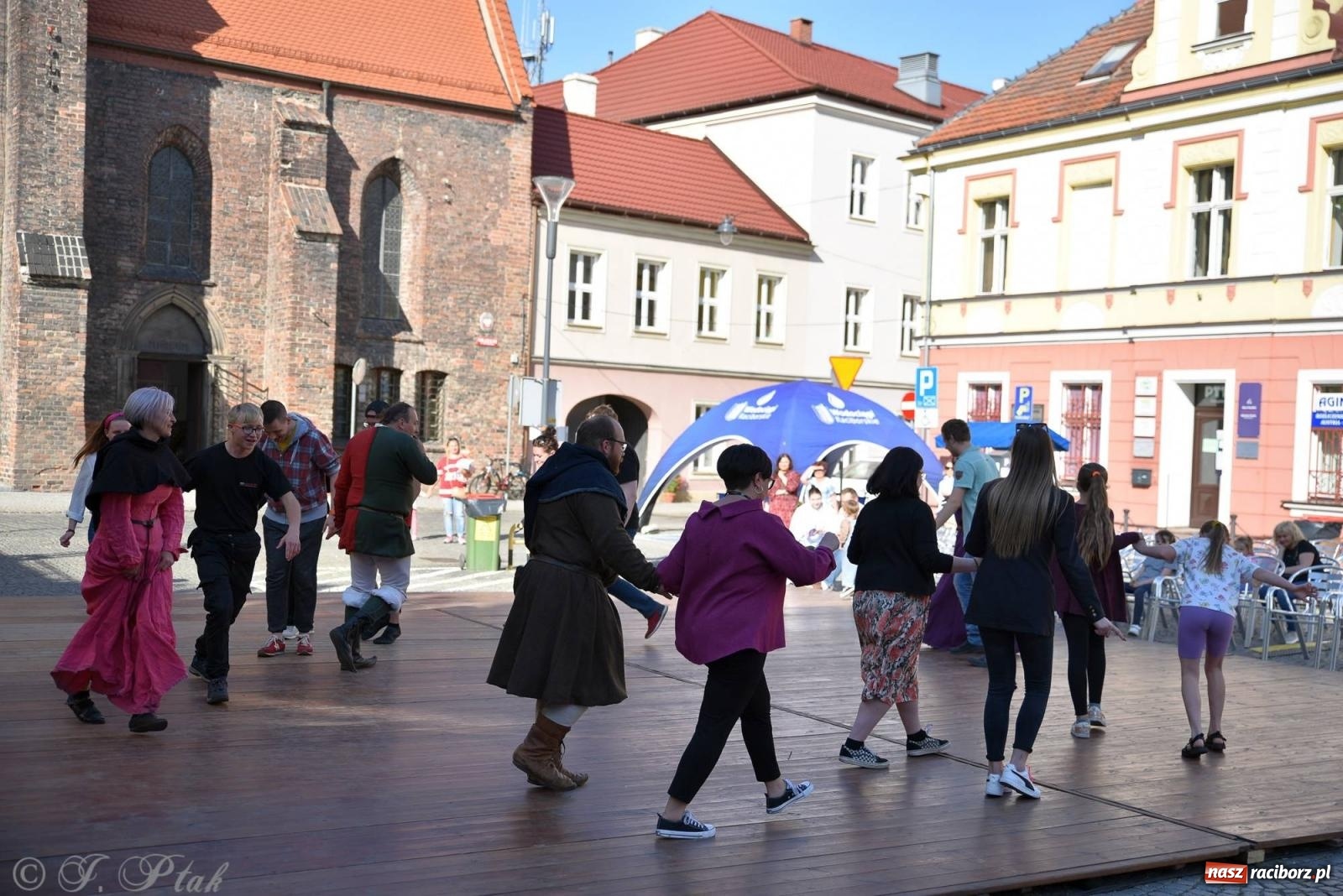 Zdjęcie w galerii na portalu naszraciborz.pl: Muzealny festiwal na placu Ofki Piastówny [FOTO i WIDEO] wiadomości z regionu