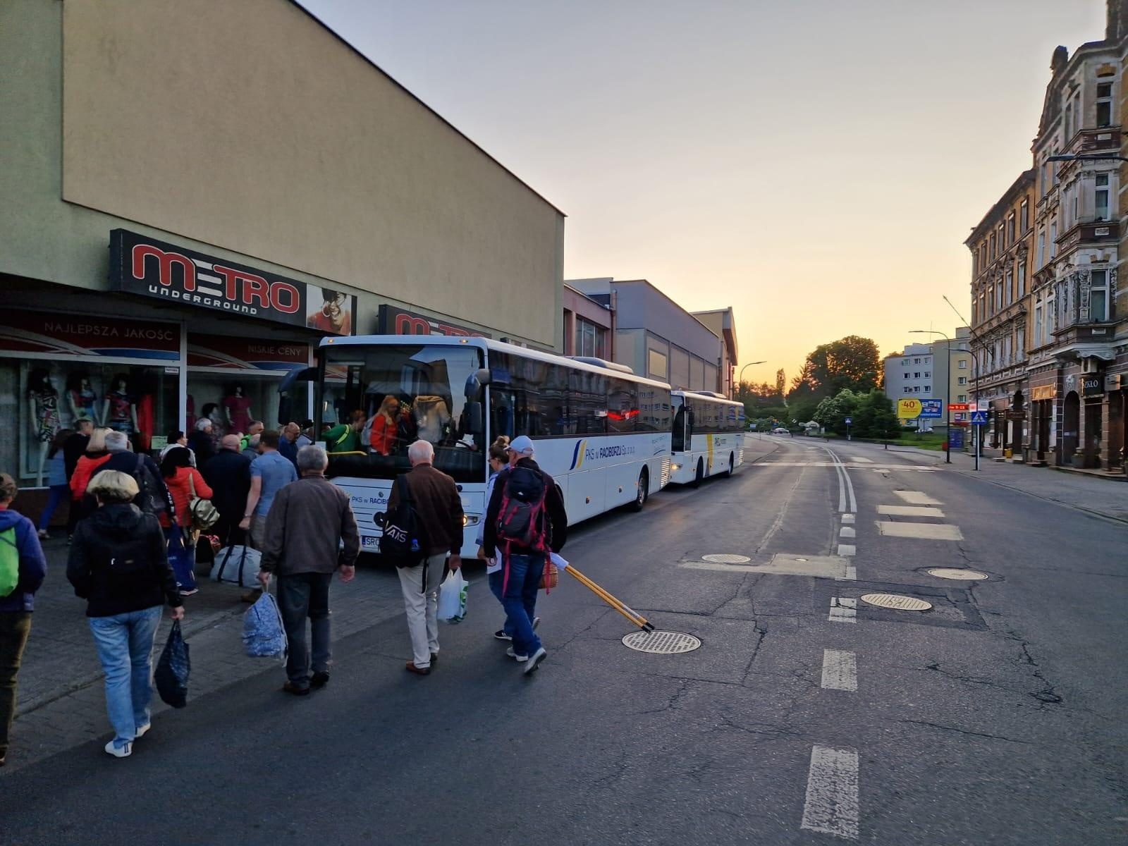 Zdjęcie w galerii na portalu naszraciborz.pl: Działacze raciborskiej PO wyruszyli o świcie do stolicy na Marsz 4 czerwca wiadomości z regionu