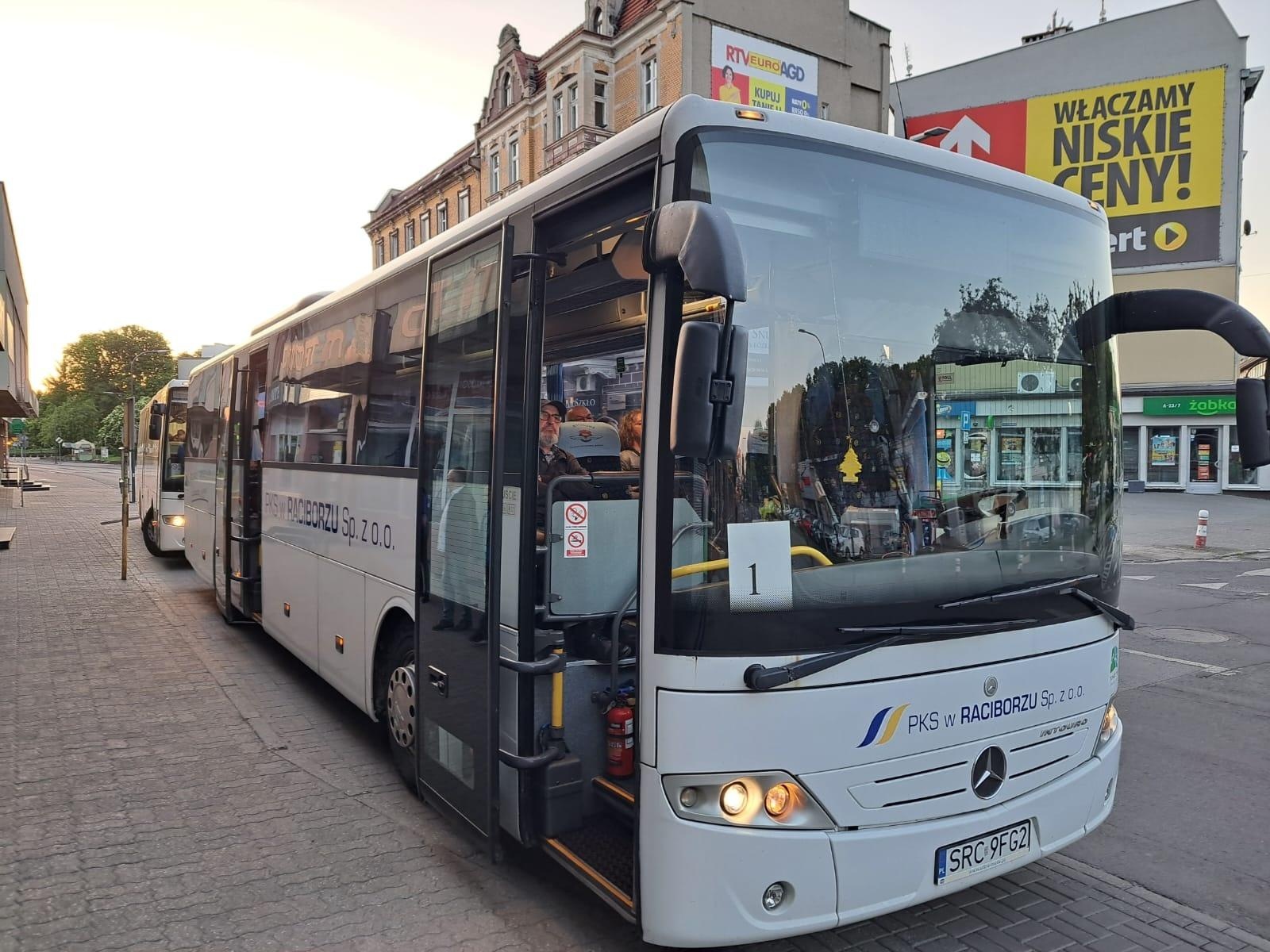 Zdjęcie w galerii na portalu naszraciborz.pl: Działacze raciborskiej PO wyruszyli o świcie do stolicy na Marsz 4 czerwca wiadomości z regionu