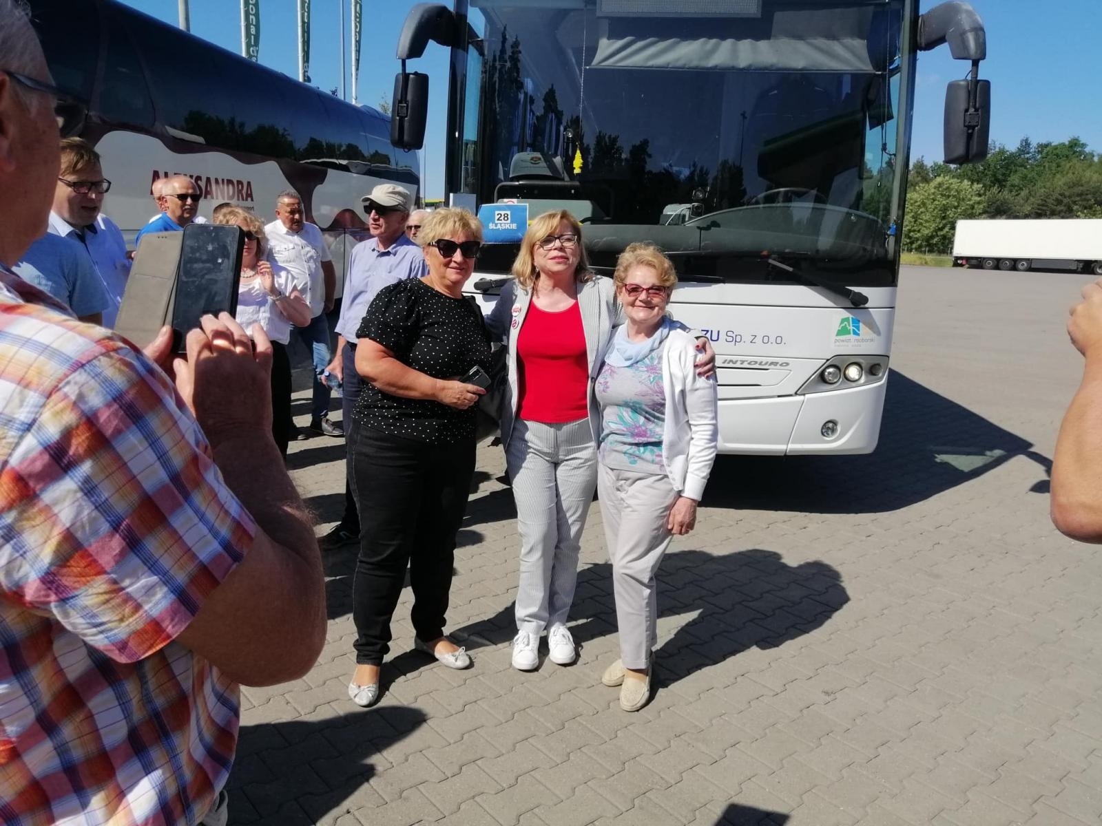 Zdjęcie w galerii na portalu naszraciborz.pl: Działacze raciborskiej PO wyruszyli o świcie do stolicy na Marsz 4 czerwca wiadomości z regionu