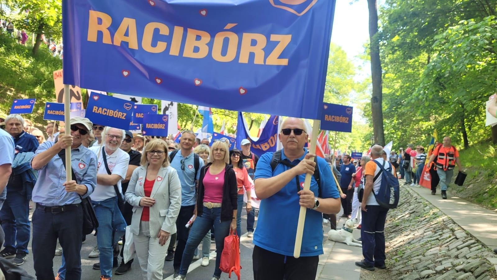 Zdjęcie w galerii na portalu naszraciborz.pl: Działacze raciborskiej PO wyruszyli o świcie do stolicy na Marsz 4 czerwca wiadomości z regionu