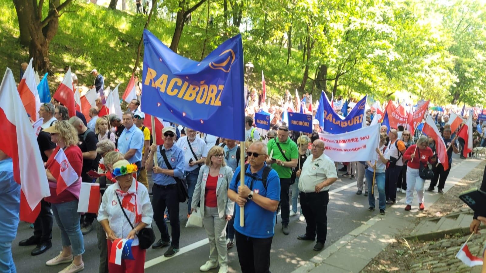 Zdjęcie w galerii na portalu naszraciborz.pl: Działacze raciborskiej PO wyruszyli o świcie do stolicy na Marsz 4 czerwca wiadomości z regionu