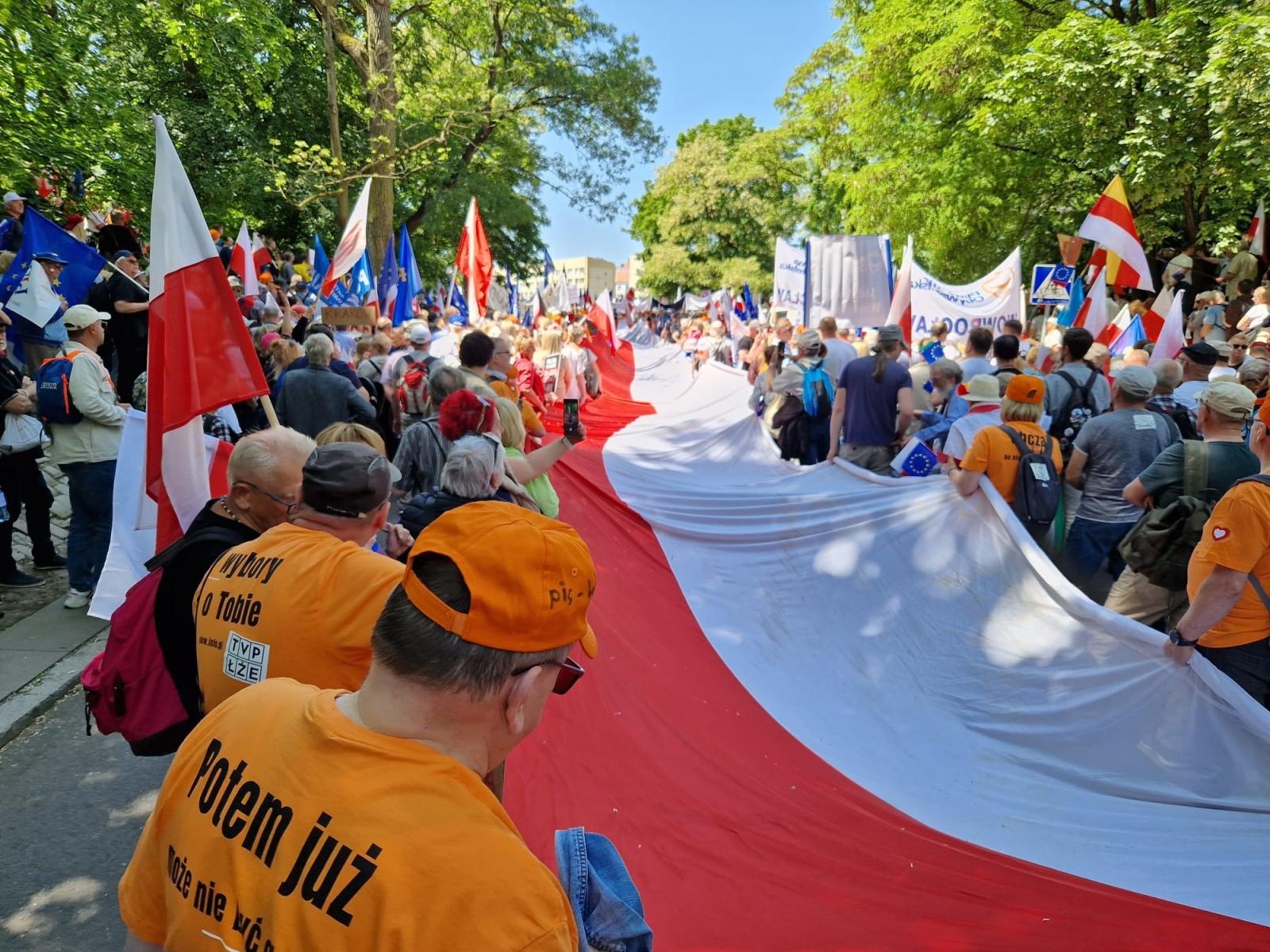 Zdjęcie w galerii na portalu naszraciborz.pl: Działacze raciborskiej PO wyruszyli o świcie do stolicy na Marsz 4 czerwca wiadomości z regionu