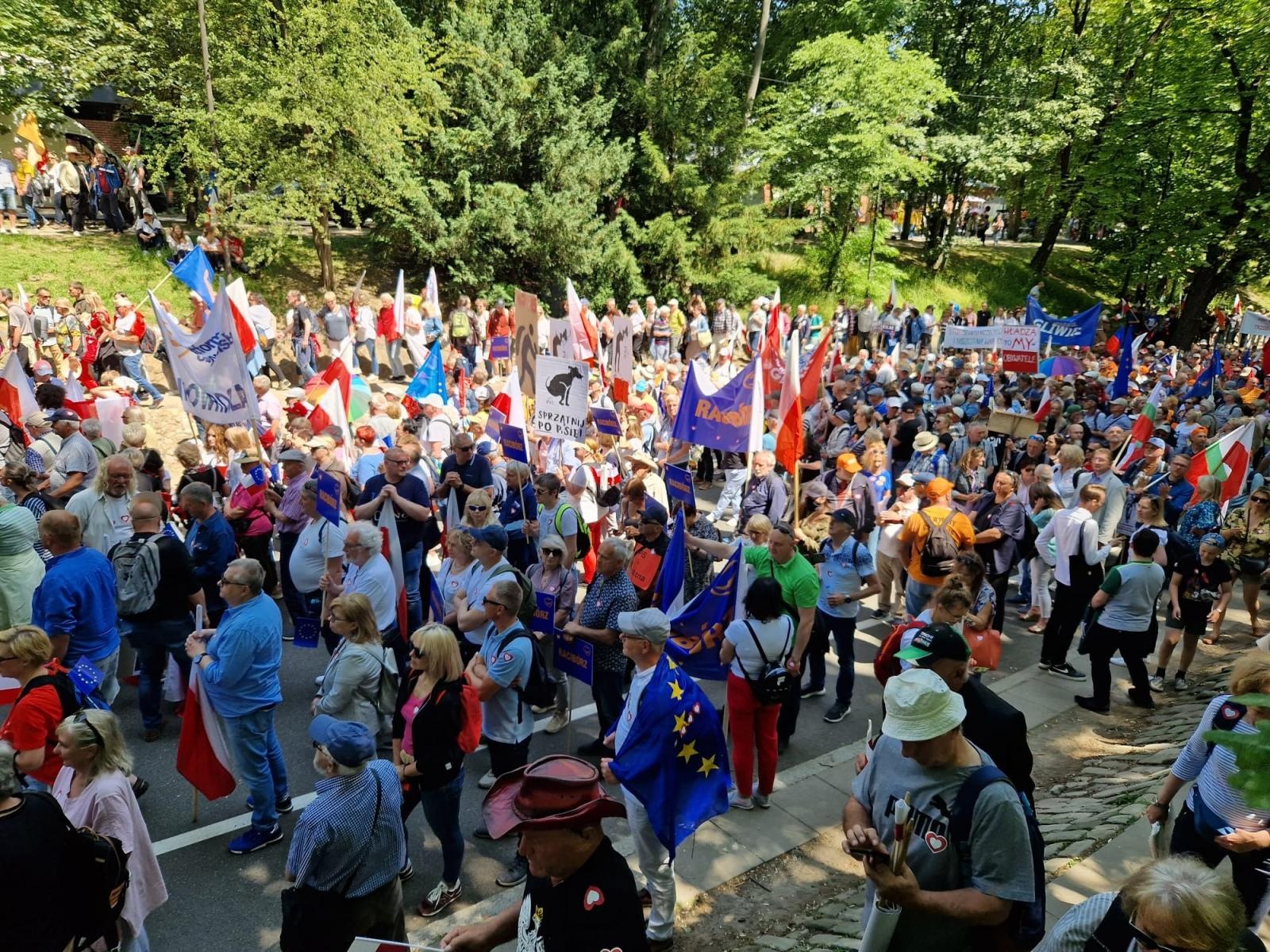 Zdjęcie w galerii na portalu naszraciborz.pl: Działacze raciborskiej PO wyruszyli o świcie do stolicy na Marsz 4 czerwca wiadomości z regionu