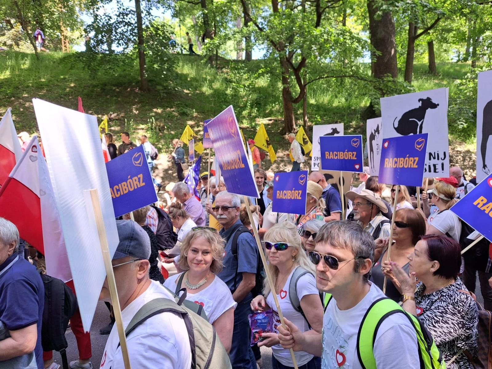 Zdjęcie w galerii na portalu naszraciborz.pl: Działacze raciborskiej PO wyruszyli o świcie do stolicy na Marsz 4 czerwca wiadomości z regionu