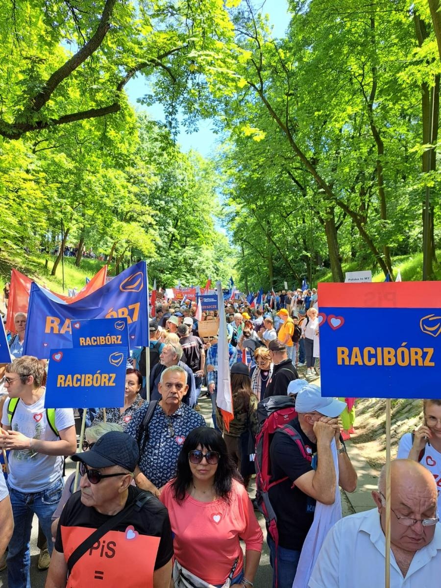 Zdjęcie w galerii na portalu naszraciborz.pl: Działacze raciborskiej PO wyruszyli o świcie do stolicy na Marsz 4 czerwca wiadomości z regionu