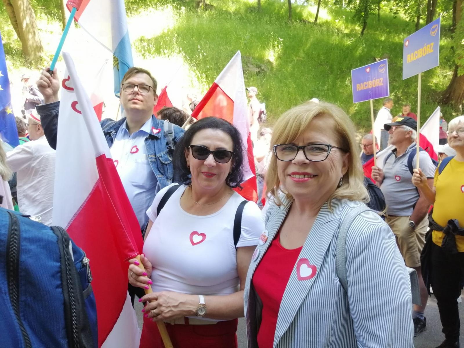 Zdjęcie w galerii na portalu naszraciborz.pl: Działacze raciborskiej PO wyruszyli o świcie do stolicy na Marsz 4 czerwca wiadomości z regionu