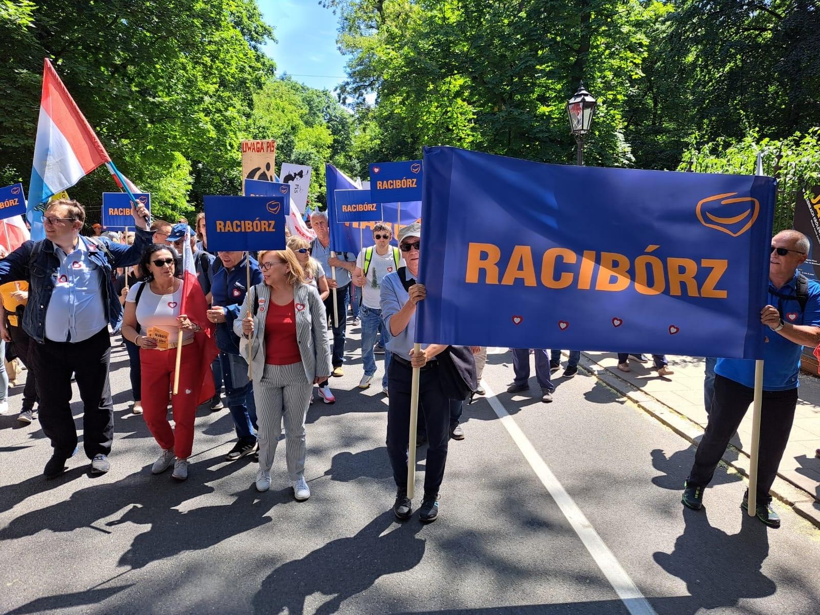 Zdjęcie w galerii na portalu naszraciborz.pl: Działacze raciborskiej PO wyruszyli o świcie do stolicy na Marsz 4 czerwca wiadomości z regionu