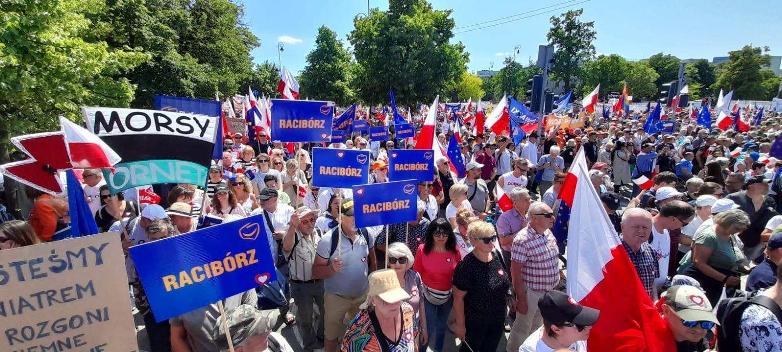 Zdjęcie w galerii na portalu naszraciborz.pl: Działacze raciborskiej PO wyruszyli o świcie do stolicy na Marsz 4 czerwca wiadomości z regionu
