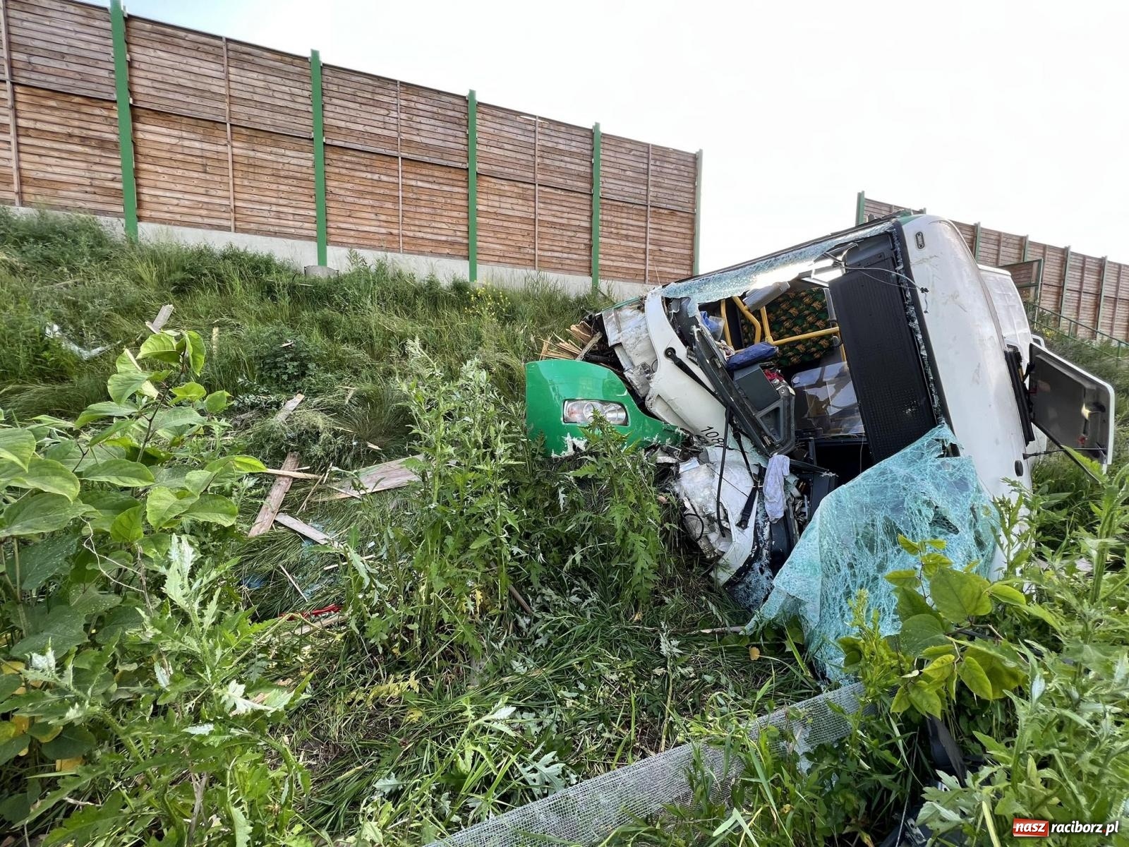 Zdjęcie w galerii na portalu naszraciborz.pl: Zaniedbania na obwodnicy Raciborza? Mieszkaniec pyta o termin naprawy bariery energochłonnej wiadomości z regionu