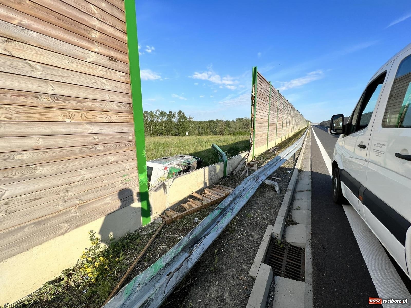 Zdjęcie w galerii na portalu naszraciborz.pl: Zaniedbania na obwodnicy Raciborza? Mieszkaniec pyta o termin naprawy bariery energochłonnej wiadomości z regionu