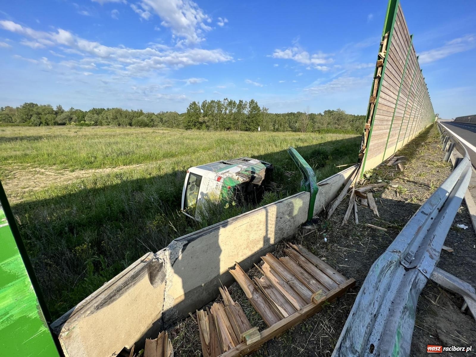 Zdjęcie w galerii na portalu naszraciborz.pl: Zaniedbania na obwodnicy Raciborza? Mieszkaniec pyta o termin naprawy bariery energochłonnej wiadomości z regionu