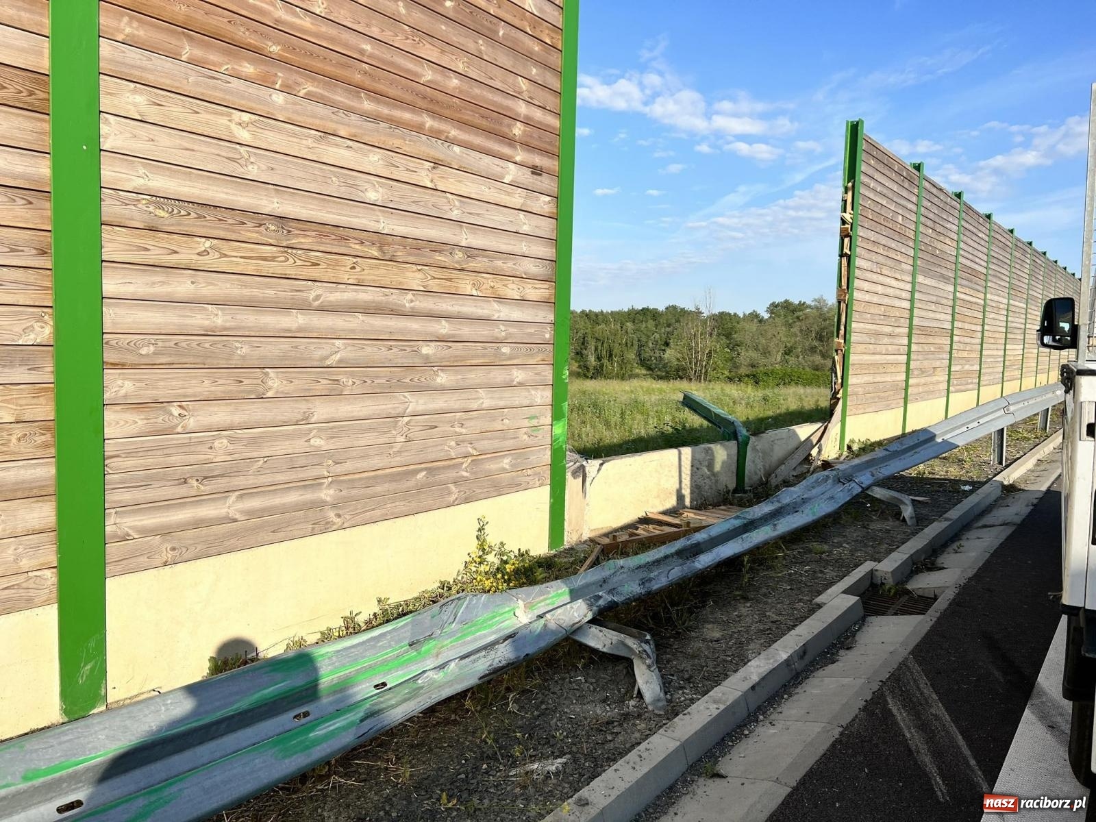 Zdjęcie w galerii na portalu naszraciborz.pl: Zaniedbania na obwodnicy Raciborza? Mieszkaniec pyta o termin naprawy bariery energochłonnej wiadomości z regionu