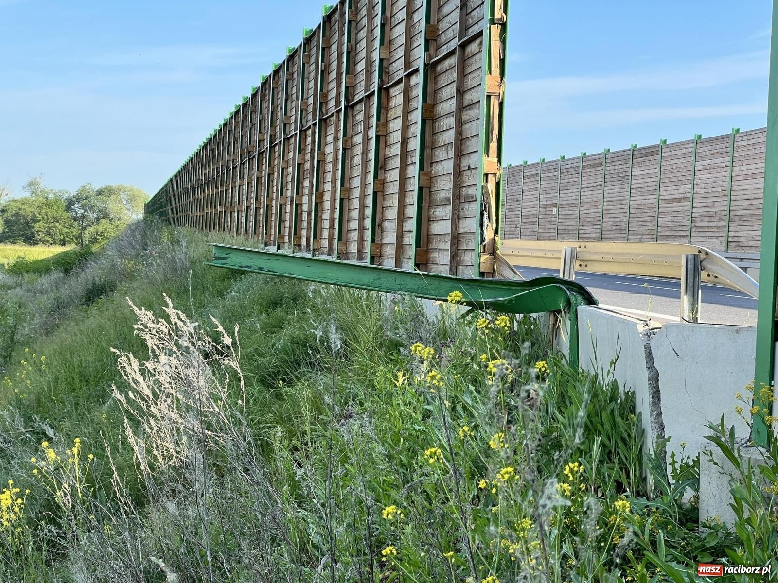 Zdjęcie w galerii na portalu naszraciborz.pl: Zaniedbania na obwodnicy Raciborza? Mieszkaniec pyta o termin naprawy bariery energochłonnej wiadomości z regionu
