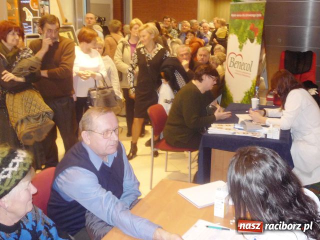 Zdjęcie w galerii na portalu naszraciborz.pl: Pacjenci przyszli do Galerii Młyńskiej wiadomości z regionu