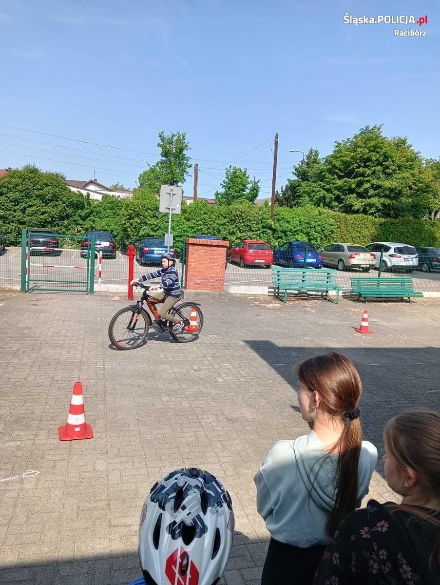Zdjęcie w galerii na portalu naszraciborz.pl: Pierwsze prawo jazdy młodych rowerzystów z powiatu raciborskiego wiadomości z regionu