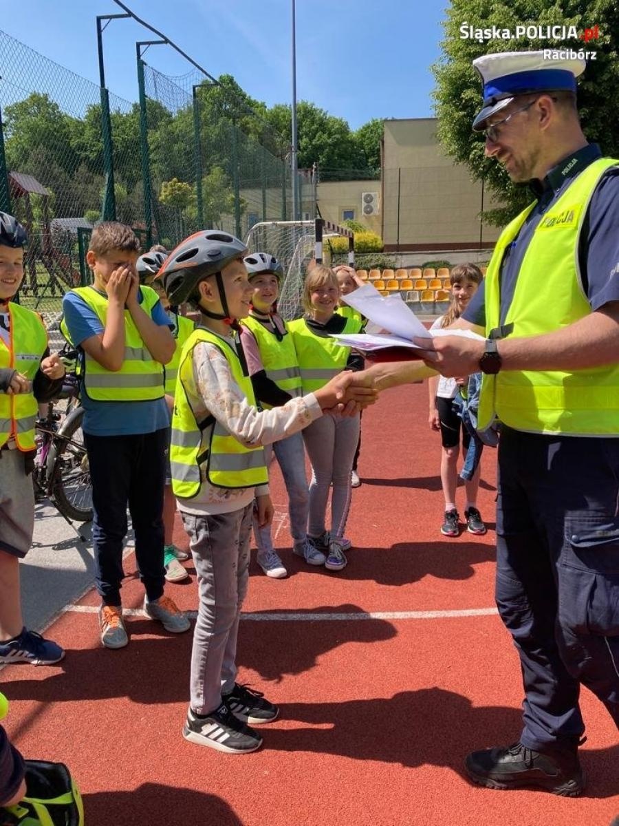 Zdjęcie w galerii na portalu naszraciborz.pl: Pierwsze prawo jazdy młodych rowerzystów z powiatu raciborskiego wiadomości z regionu