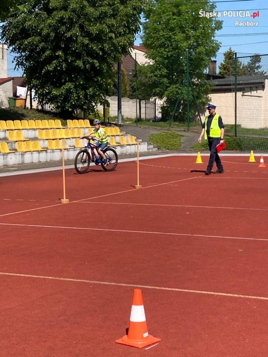 Zdjęcie w galerii na portalu naszraciborz.pl: Pierwsze prawo jazdy młodych rowerzystów z powiatu raciborskiego wiadomości z regionu