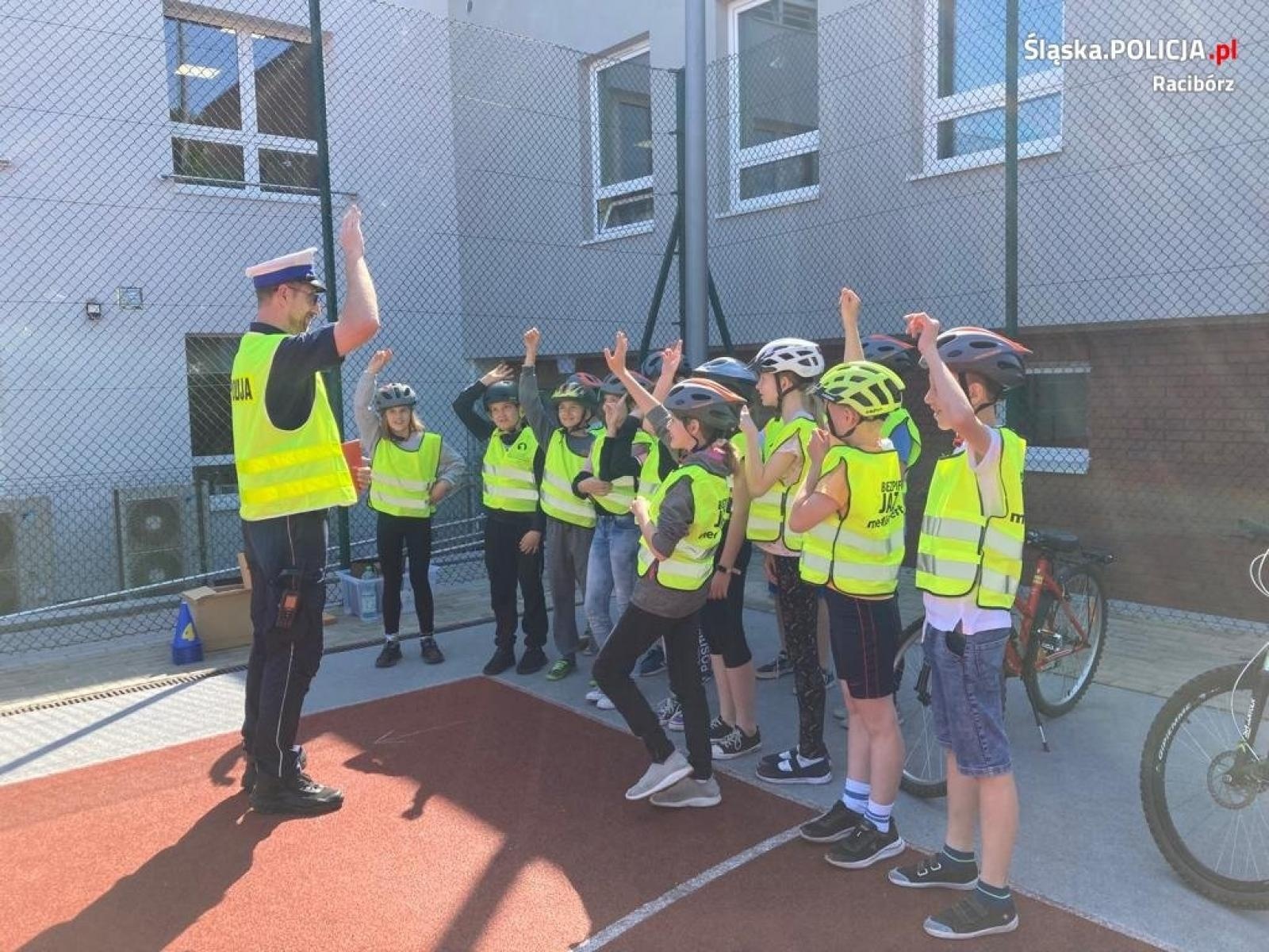 Zdjęcie w galerii na portalu naszraciborz.pl: Pierwsze prawo jazdy młodych rowerzystów z powiatu raciborskiego wiadomości z regionu