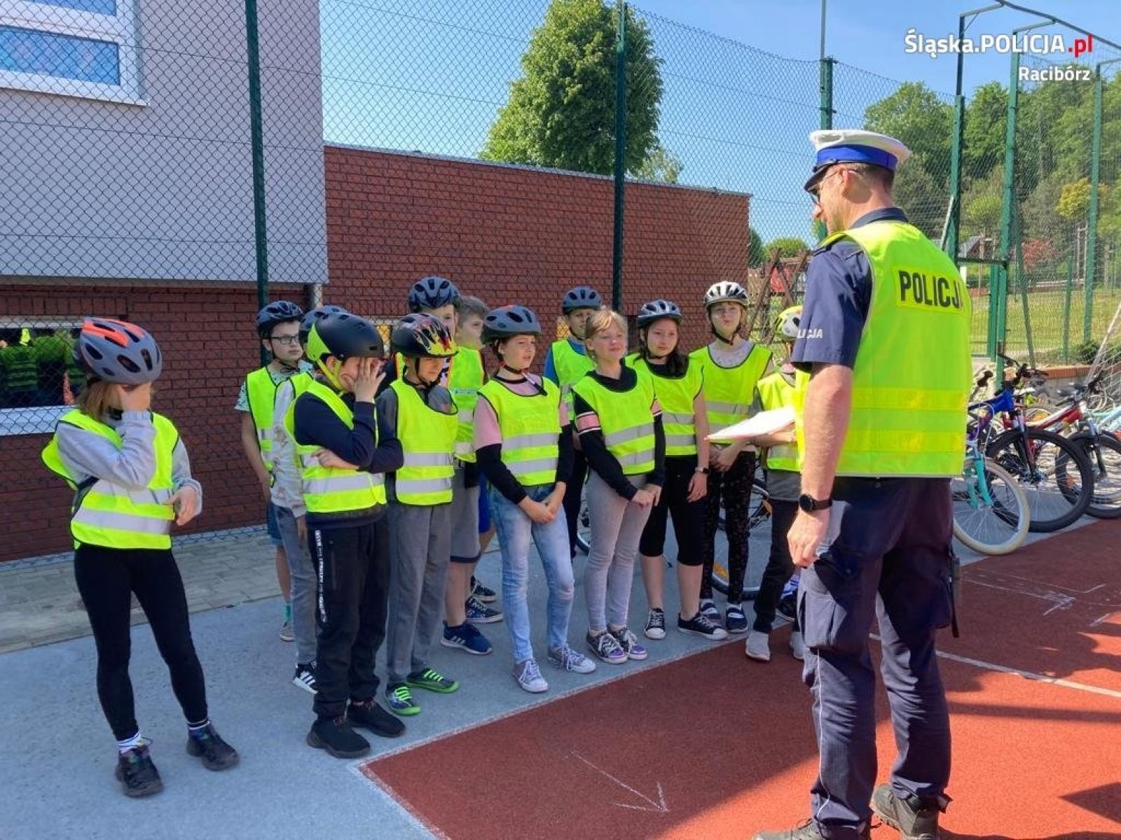 Zdjęcie w galerii na portalu naszraciborz.pl: Pierwsze prawo jazdy młodych rowerzystów z powiatu raciborskiego wiadomości z regionu