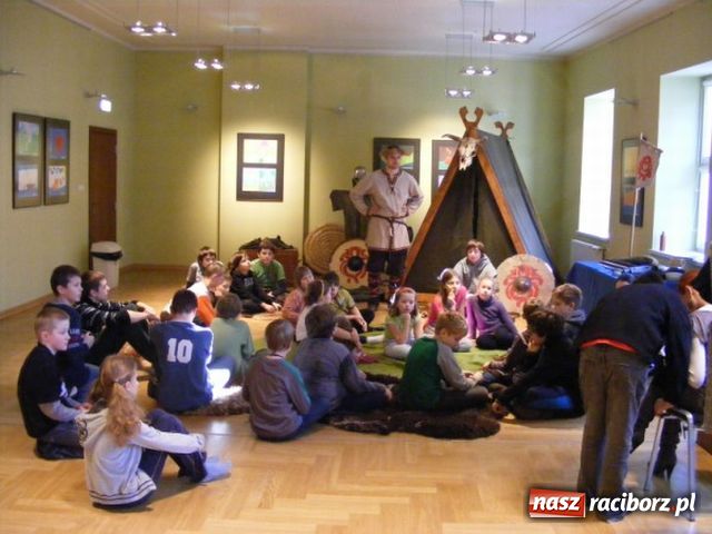 Zdjęcie w galerii na portalu naszraciborz.pl: Miecze, tańce i pisanie gęsim piórem...  wiadomości z regionu