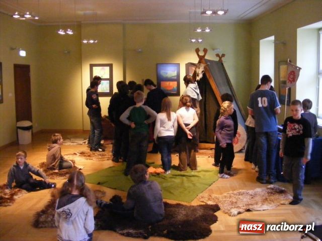 Zdjęcie w galerii na portalu naszraciborz.pl: Miecze, tańce i pisanie gęsim piórem...  wiadomości z regionu