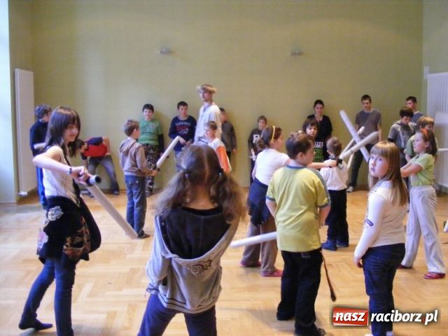 Zdjęcie w galerii na portalu naszraciborz.pl: Miecze, tańce i pisanie gęsim piórem...  wiadomości z regionu