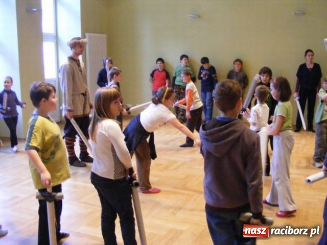 Zdjęcie w galerii na portalu naszraciborz.pl: Miecze, tańce i pisanie gęsim piórem...  wiadomości z regionu