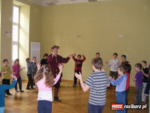 Zdjęcie w galerii na portalu naszraciborz.pl: Miecze, tańce i pisanie gęsim piórem...  wiadomości z regionu