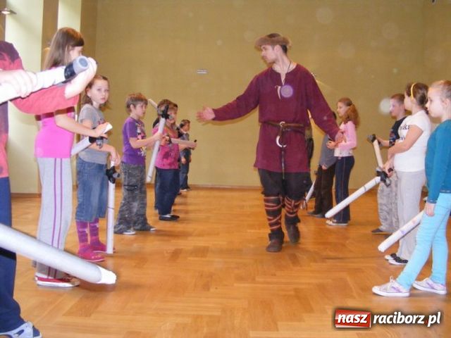 Zdjęcie w galerii na portalu naszraciborz.pl: Miecze, tańce i pisanie gęsim piórem...  wiadomości z regionu