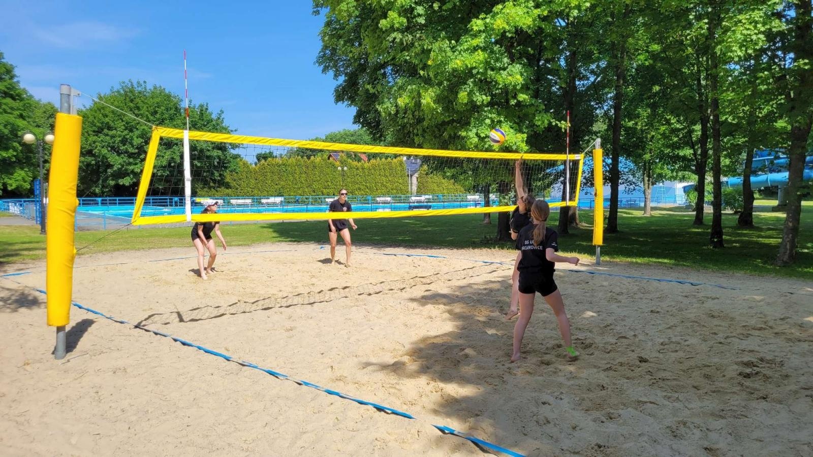 Zdjęcie w galerii na portalu naszraciborz.pl: Siatkówka plażowa. II LO i Mechanik z awansem wiadomości z regionu