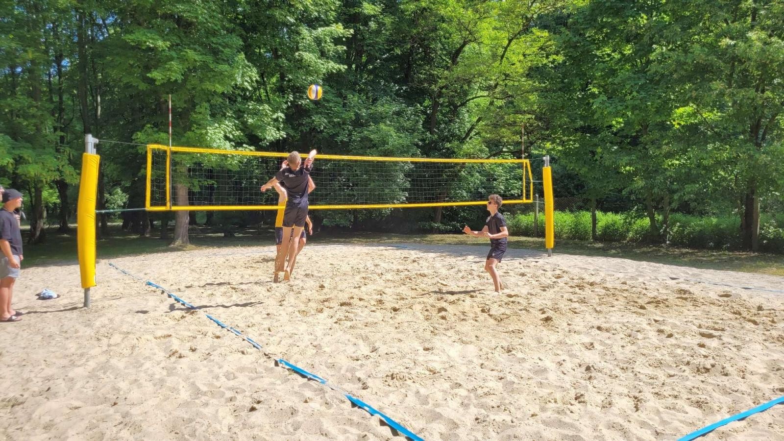 Zdjęcie w galerii na portalu naszraciborz.pl: Siatkówka plażowa. II LO i Mechanik z awansem wiadomości z regionu