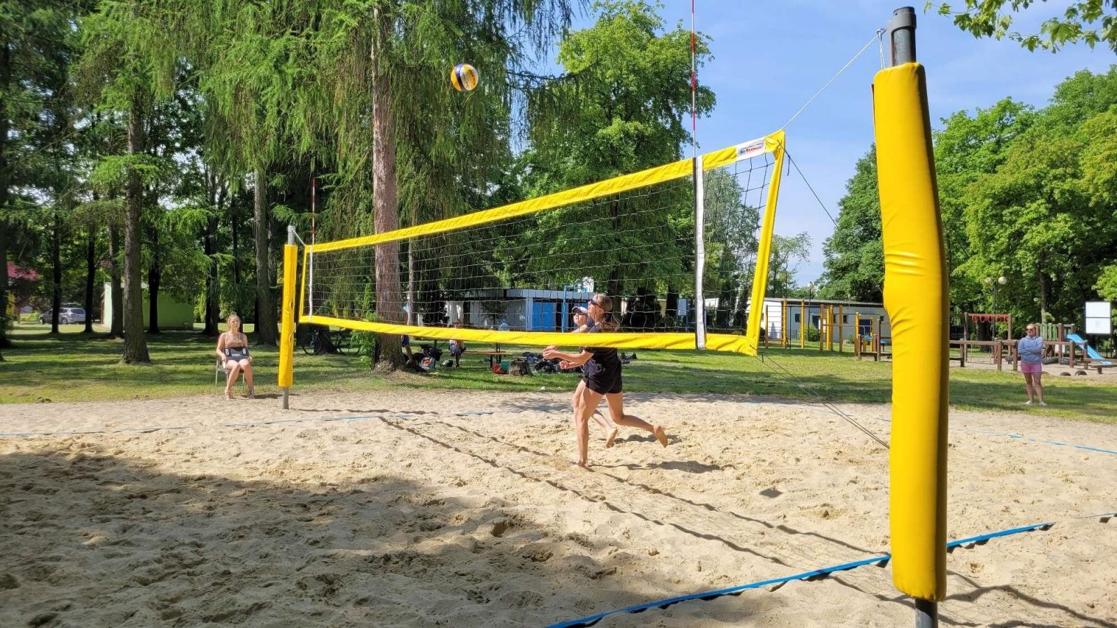 Zdjęcie w galerii na portalu naszraciborz.pl: Siatkówka plażowa. II LO i Mechanik z awansem wiadomości z regionu