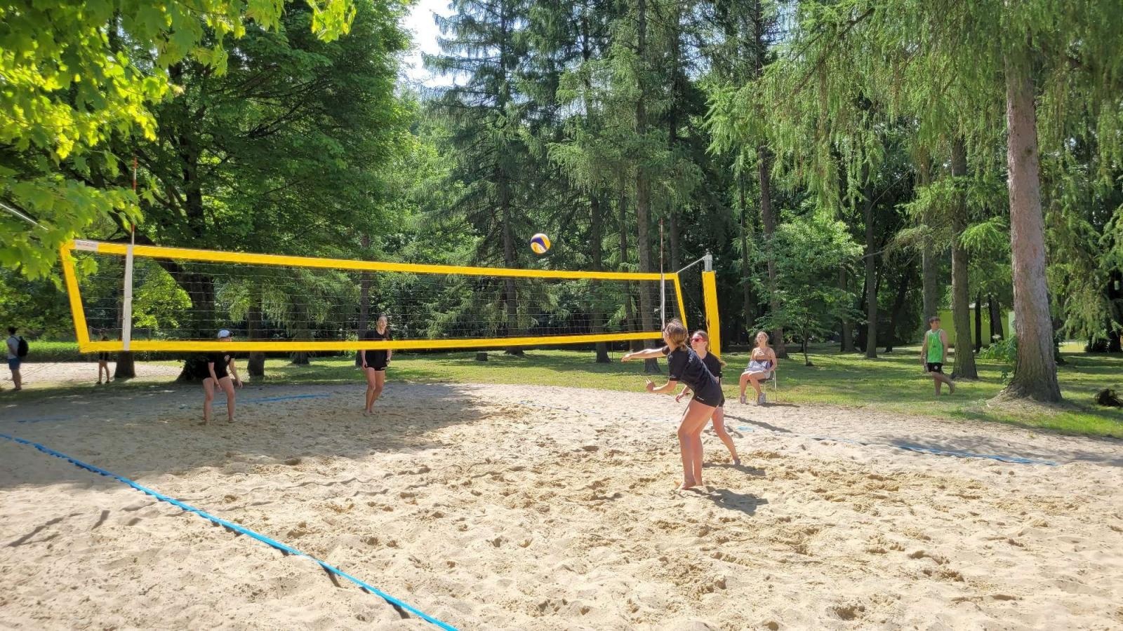 Zdjęcie w galerii na portalu naszraciborz.pl: Siatkówka plażowa. II LO i Mechanik z awansem wiadomości z regionu